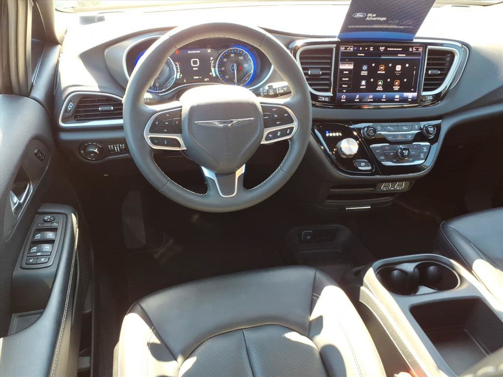 Used 2025 Chrysler Pacifica Select FWD image 8