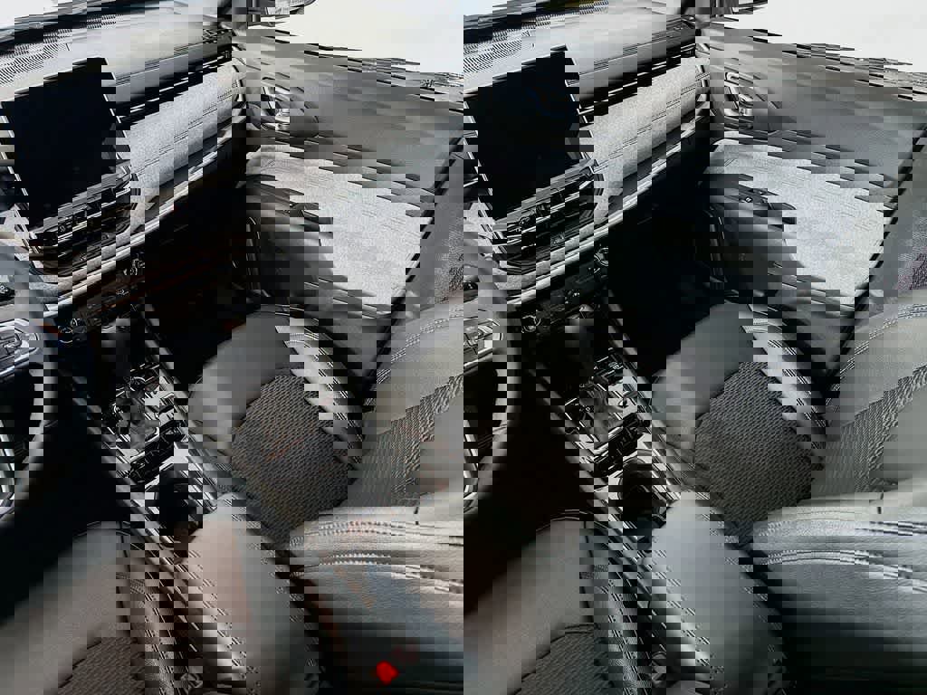 Used 2024 Jeep Compass Latitude image 11