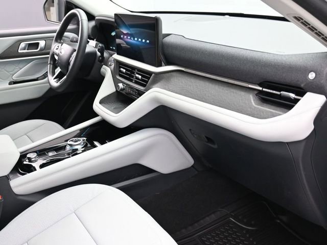 Certified 2025 Ford Explorer Platinum w/ Ultimate Package image 29