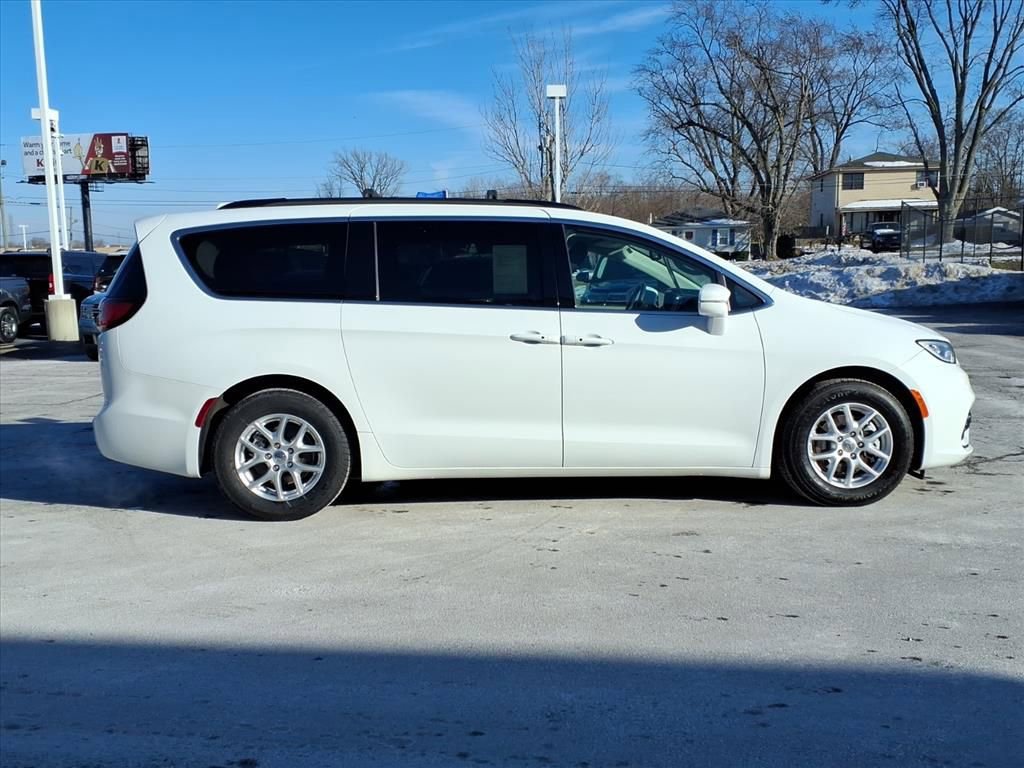 Used 2022 Chrysler Pacifica Touring-L image 6