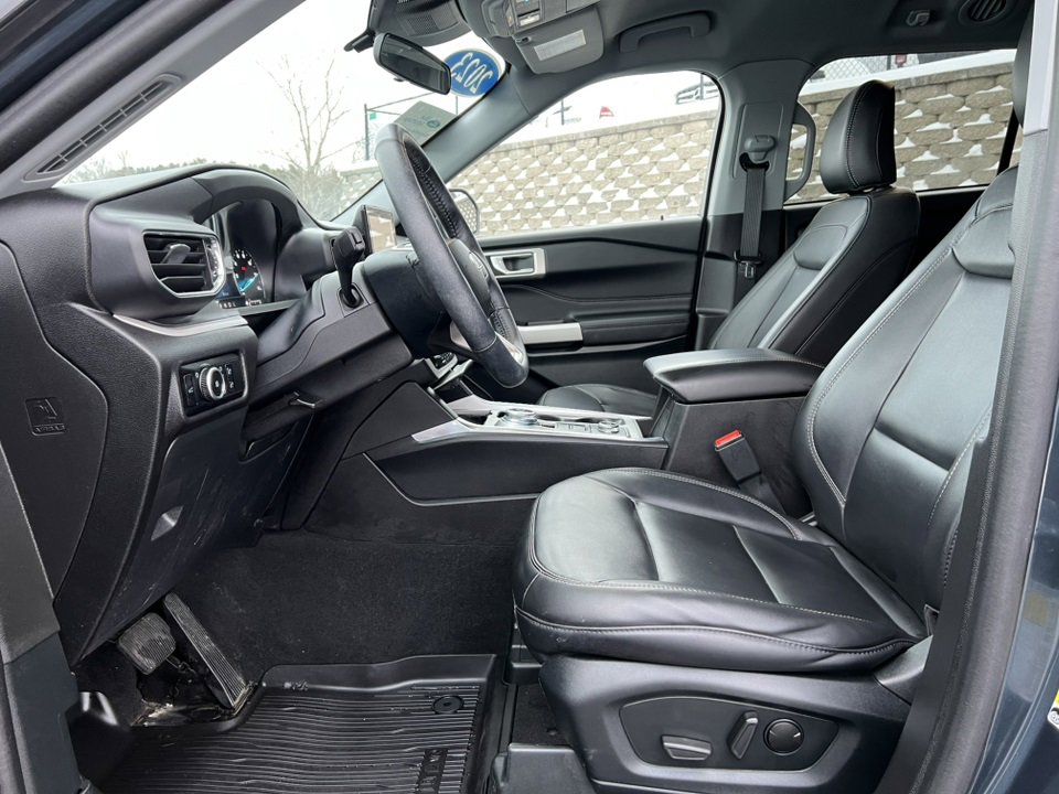 Certified 2023 Ford Explorer XLT w/ Equipment Group 202A image 4