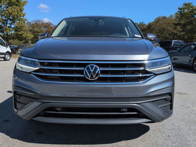 Used 2023 Volkswagen Tiguan SE w/ Panoramic Sunroof Package image 8