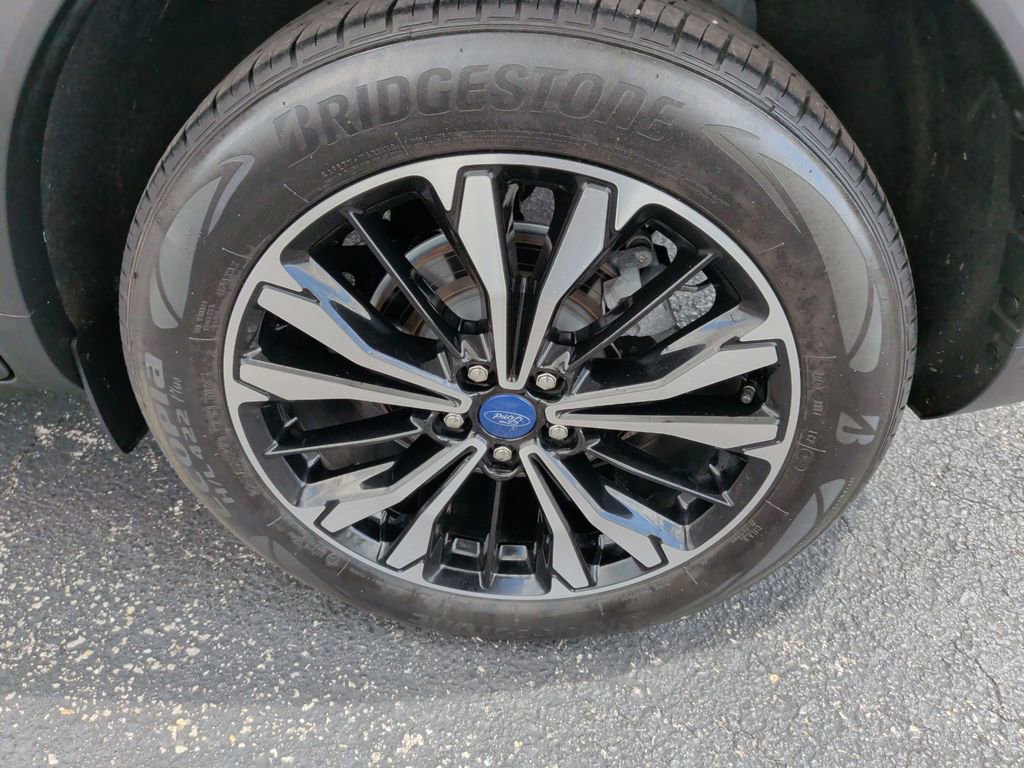 Certified 2022 Ford Escape SEL w/ SEL Stealth AWD Package image 33