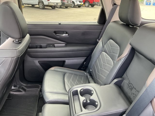 Used 2023 Nissan Pathfinder Platinum w/ Cargo Package AWD/4WD image 13