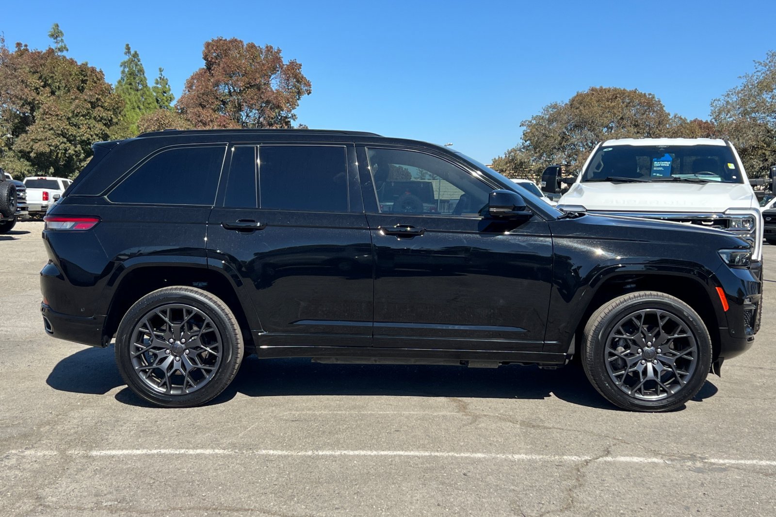 Used 2023 Jeep Grand Cherokee Summit AWD/4WD image 3