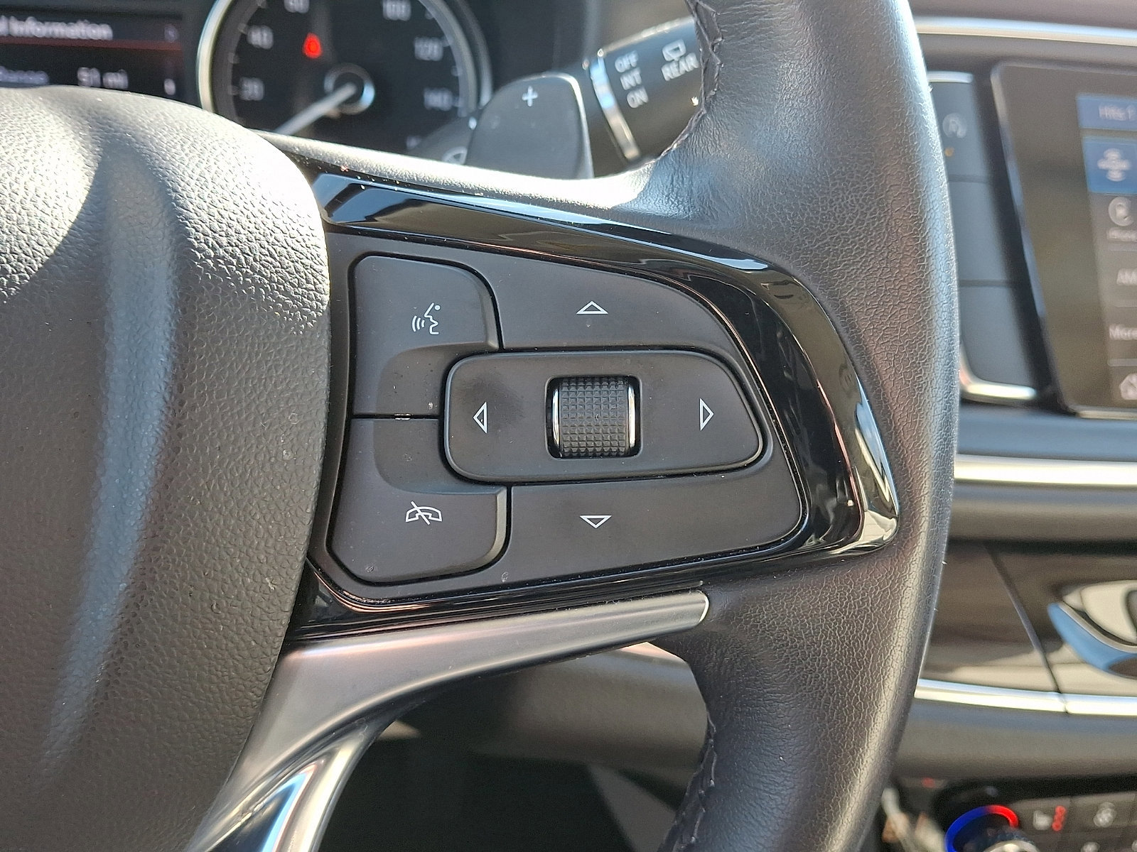 Used 2023 Buick Enclave Essence image 28