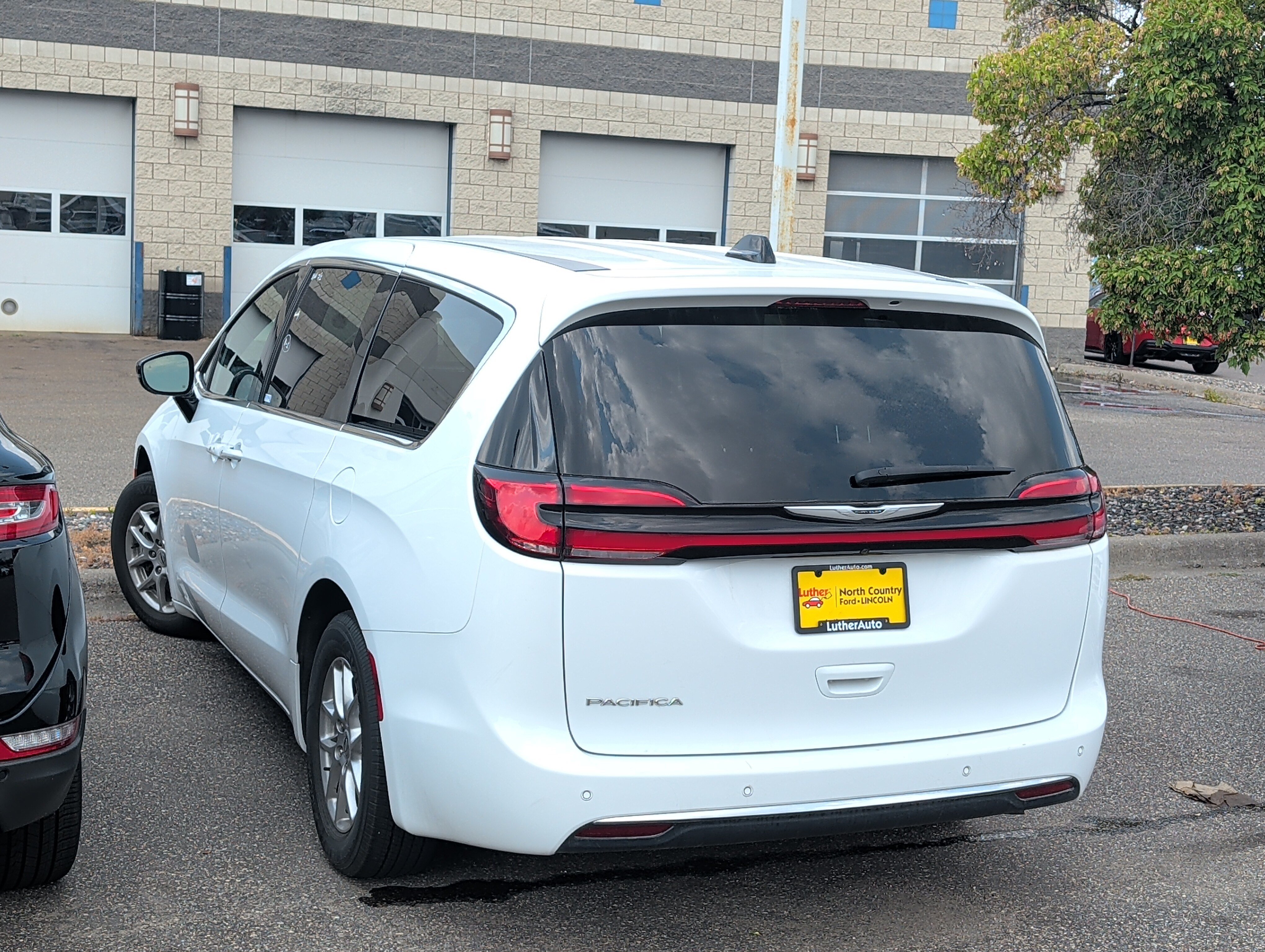 Used 2025 Chrysler Pacifica Select FWD image 4