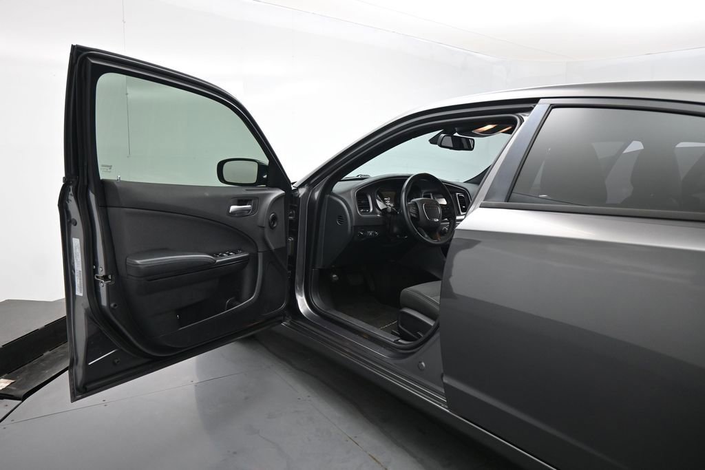 Used 2017 Dodge Charger SE w/ Blacktop Package RWD image 9