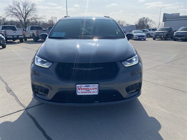 Used 2025 Chrysler Pacifica Limited FWD image 2