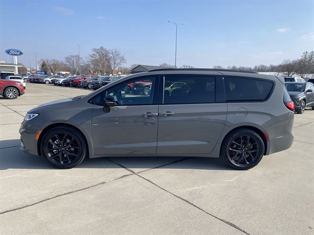 Used 2025 Chrysler Pacifica Limited image 2