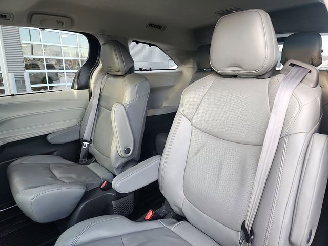 Used 2021 Toyota Sienna Limited image 25