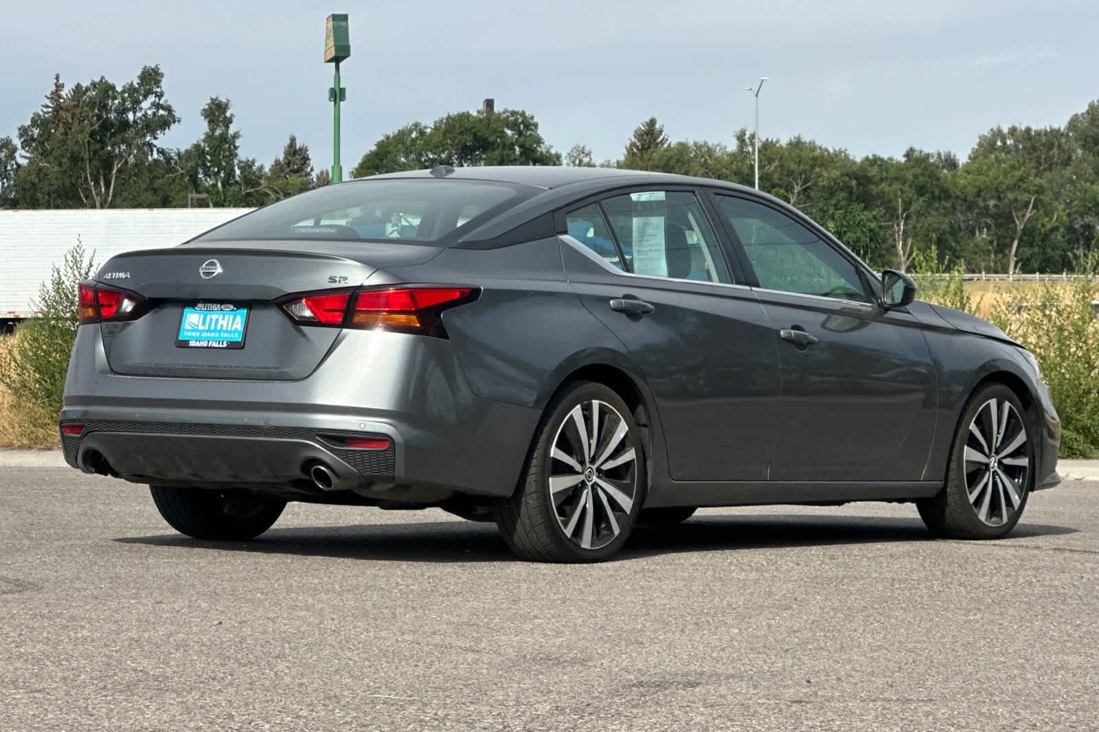 Used 2021 Nissan Altima 2.5 SR FWD image 2