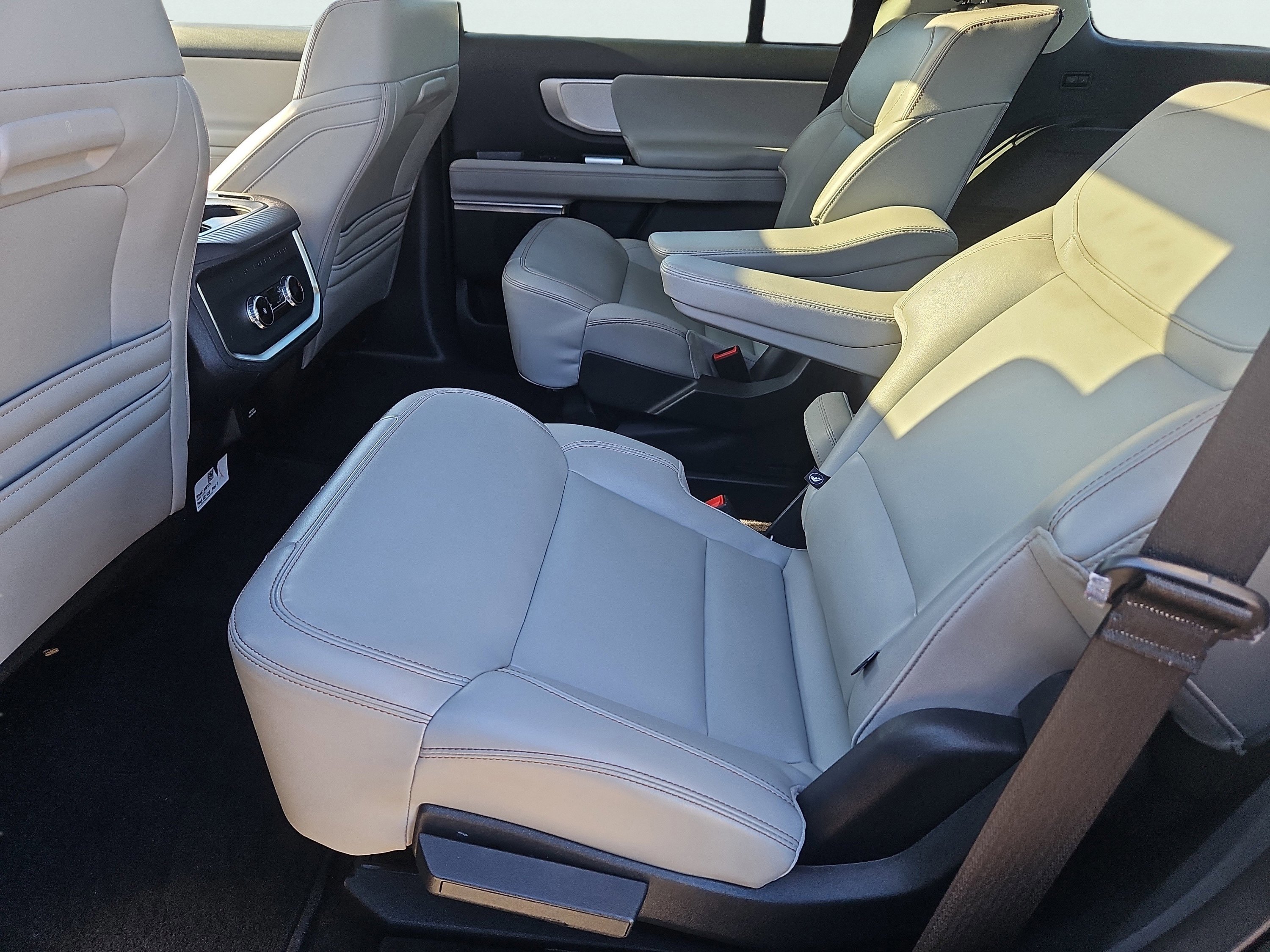 Certified 2025 Ford Expedition Active image 36