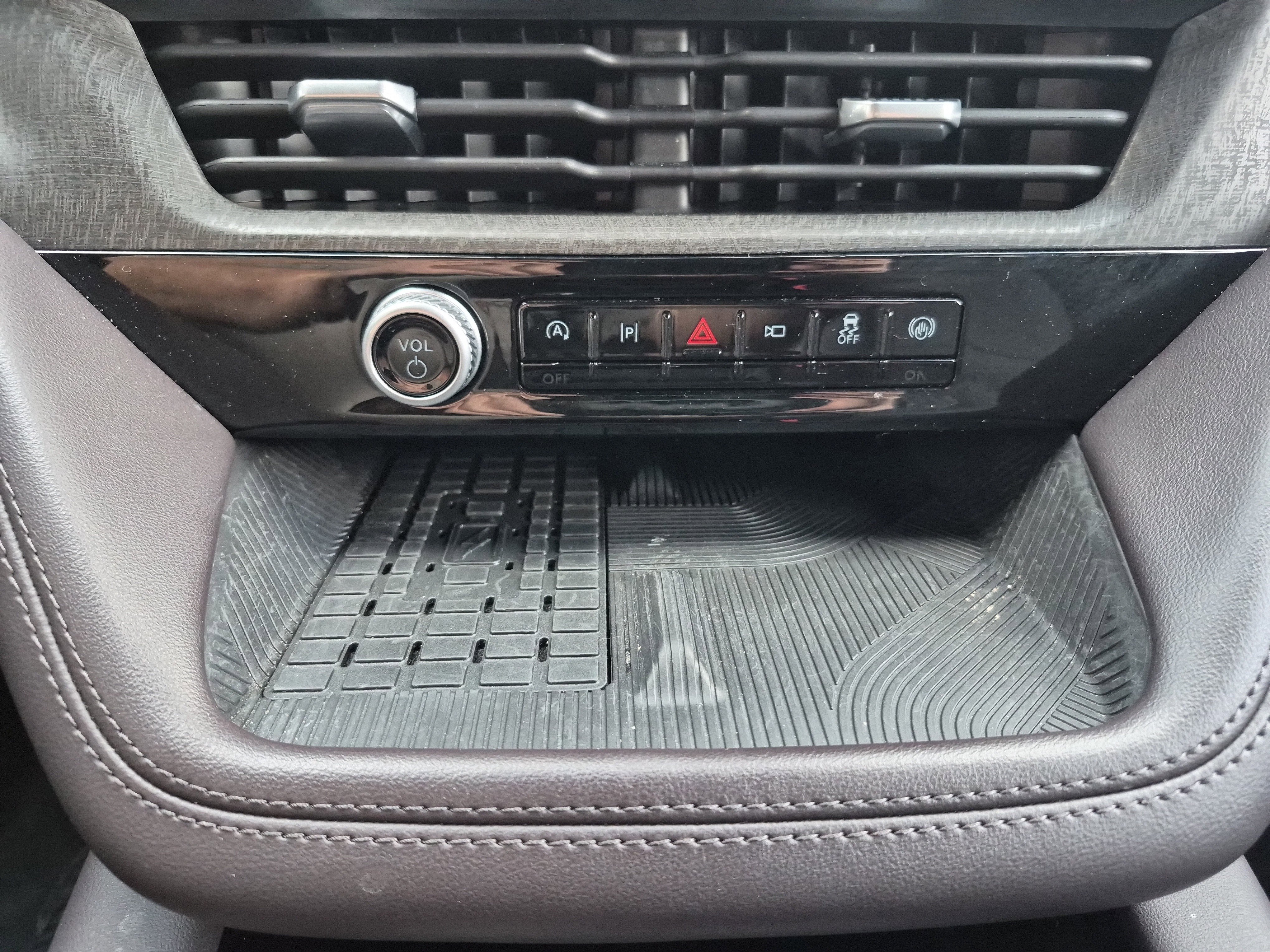 Certified 2025 Ford Explorer Platinum image 33