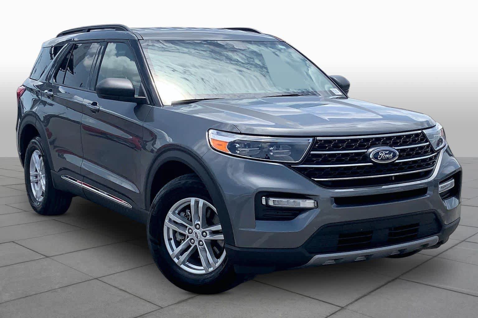 Certified 2023 Ford Explorer XLT w/ Equipment Group 202A AWD/4WD image 3