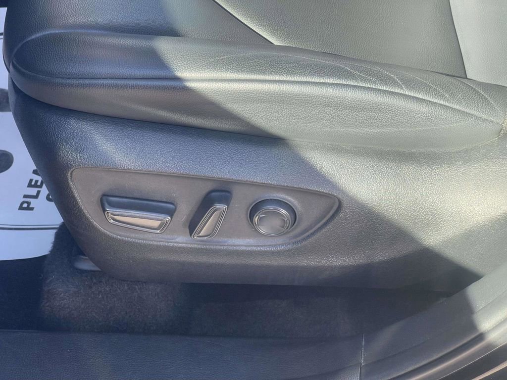 Used 2023 Toyota Highlander XLE image 18