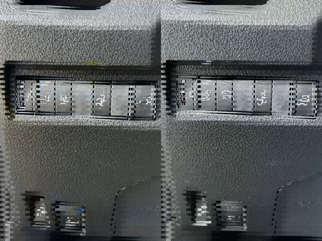 Used 2023 Toyota RAV4 SE w/ Weather & Moonroof Package image 27