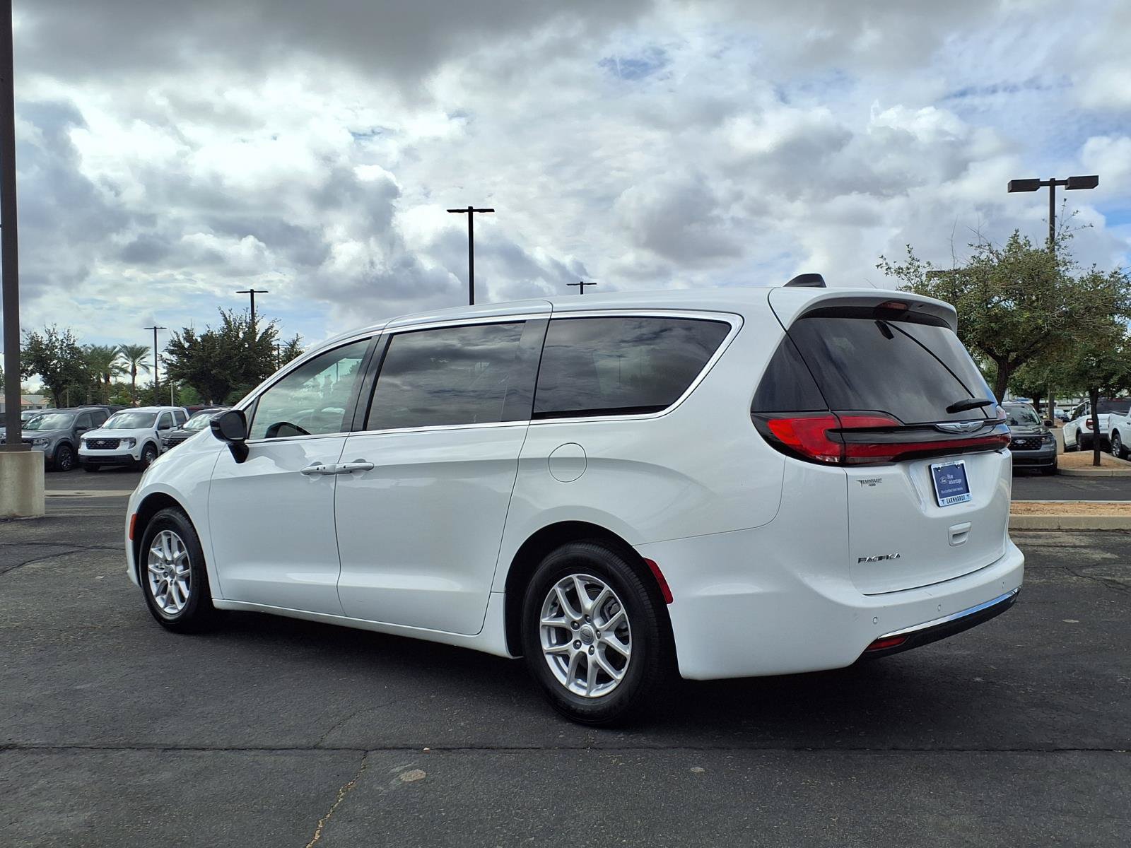 Used 2025 Chrysler Pacifica Select FWD image 4