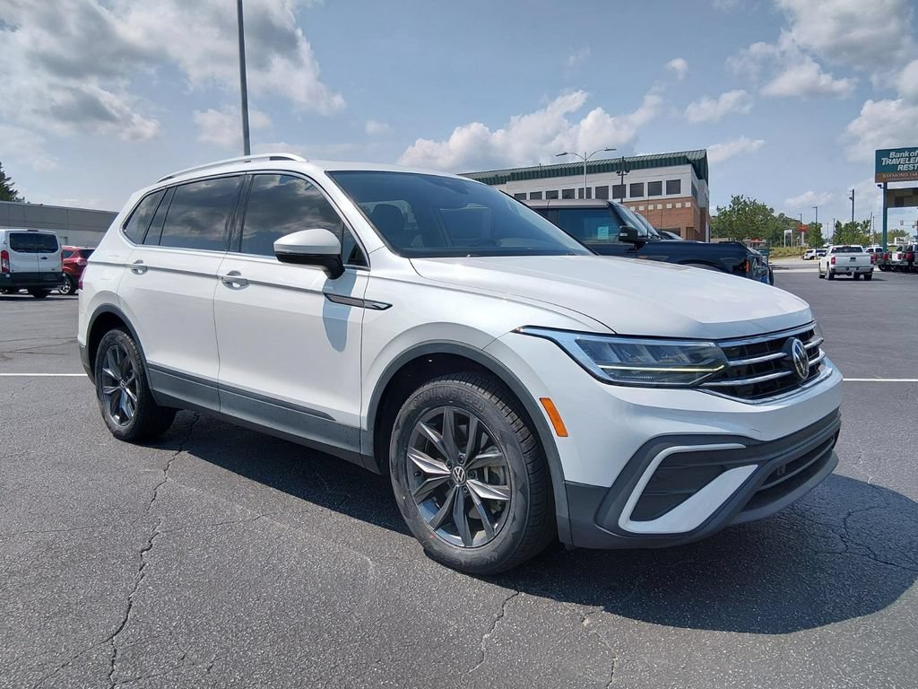 Used 2023 Volkswagen Tiguan SE w/ Panoramic Sunroof Package FWD image 2