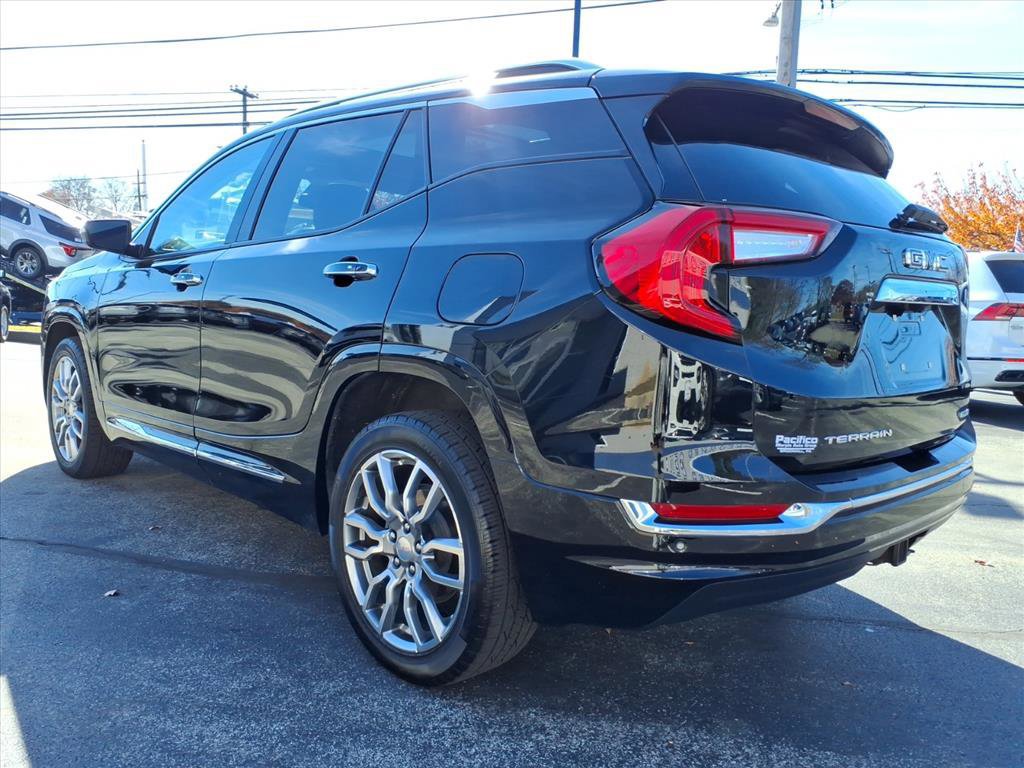 Used 2022 GMC Terrain Denali w/ Denali Premium Package image 3