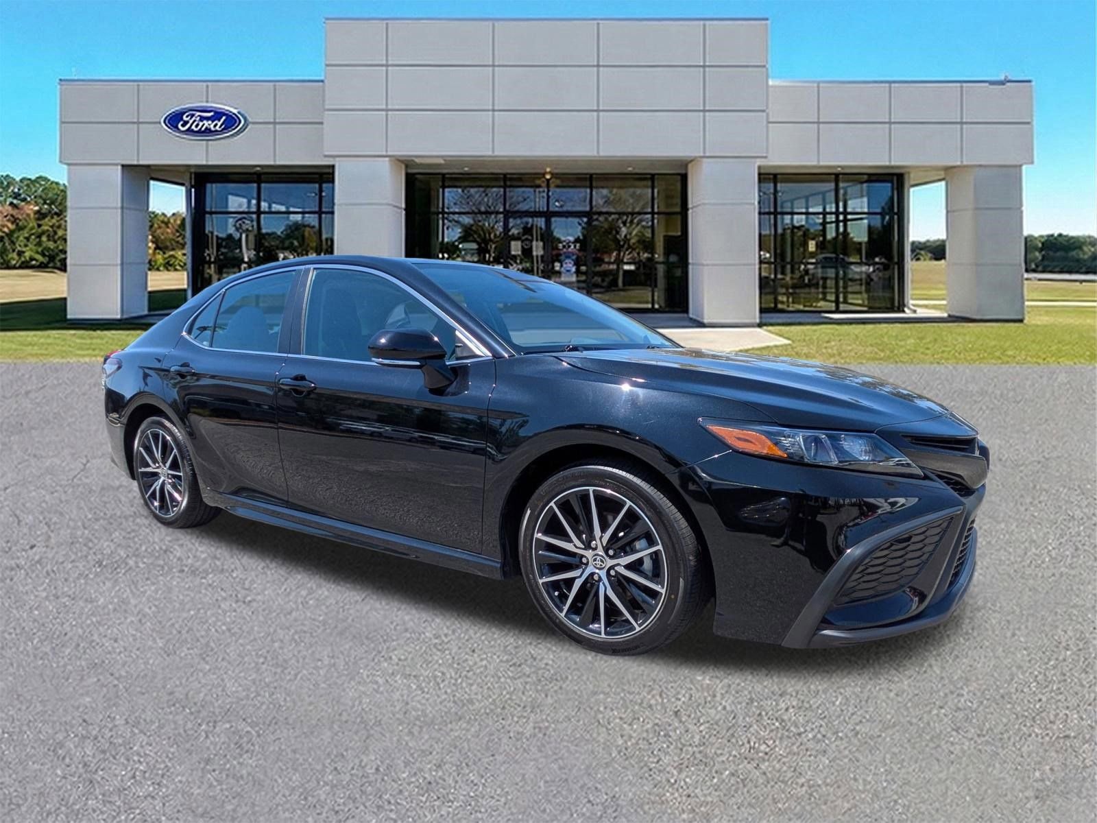 Used 2024 Toyota Camry SE w/ Convenience Package FWD image 4