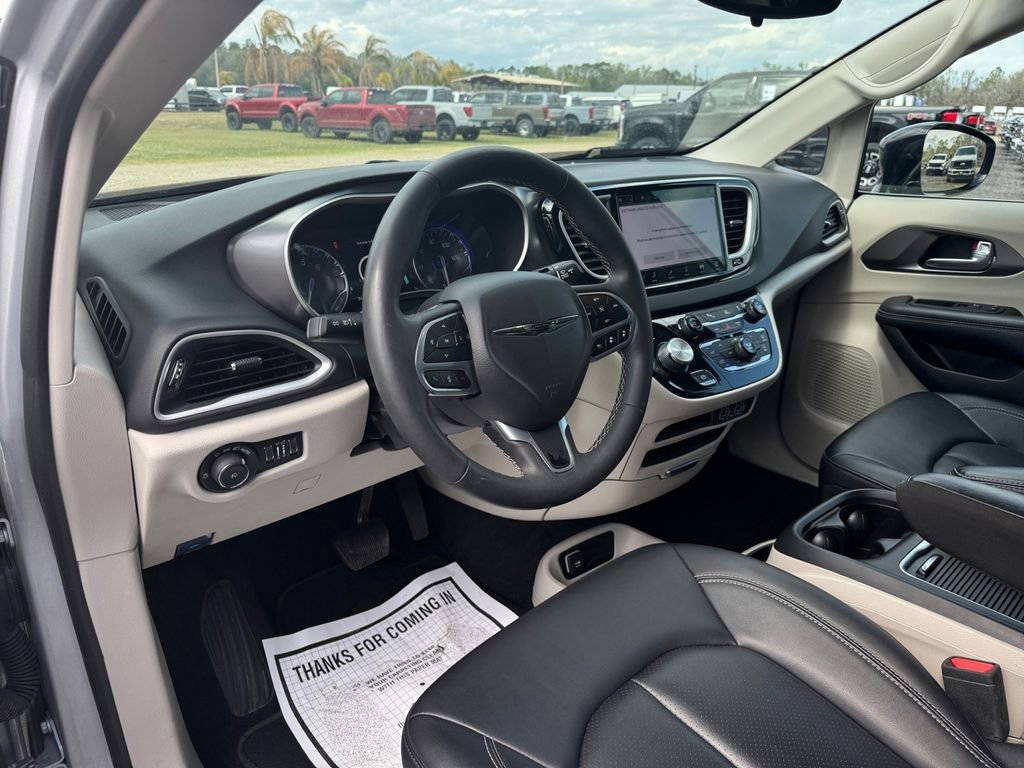 Used 2024 Chrysler Pacifica Touring-L image 35