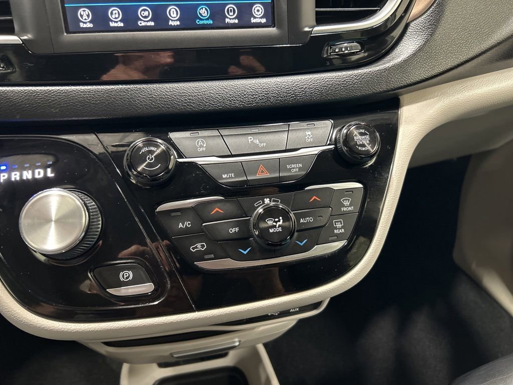 Used 2018 Chrysler Pacifica Touring-L FWD image 23