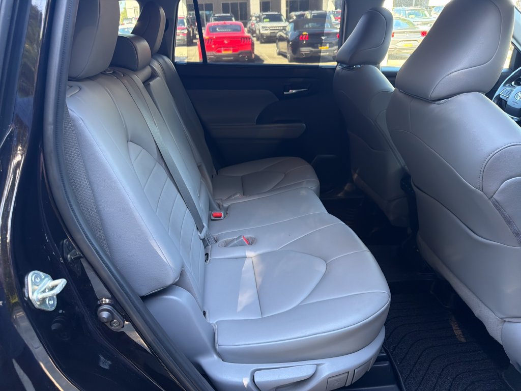 Used 2020 Toyota Highlander XLE FWD image 30