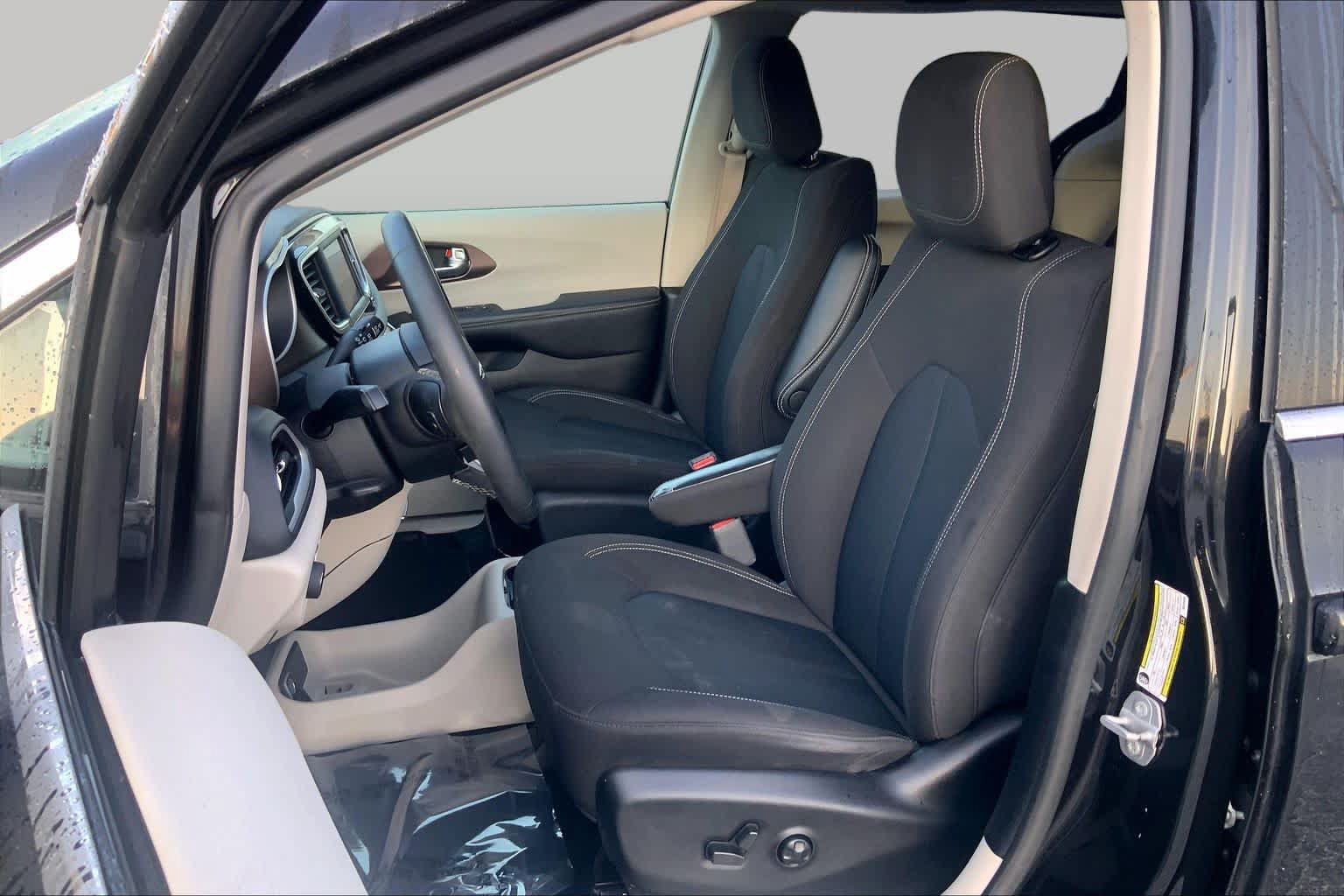 Used 2022 Chrysler Voyager LX FWD image 8