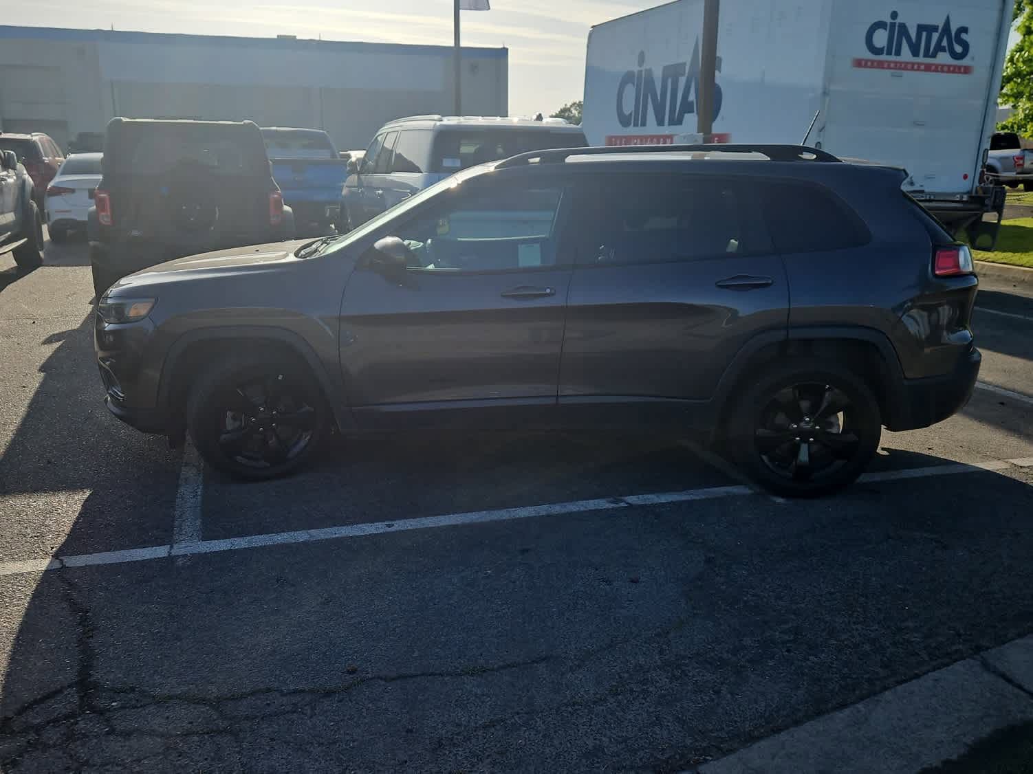 Used 2020 Jeep Cherokee Latitude Plus image 5