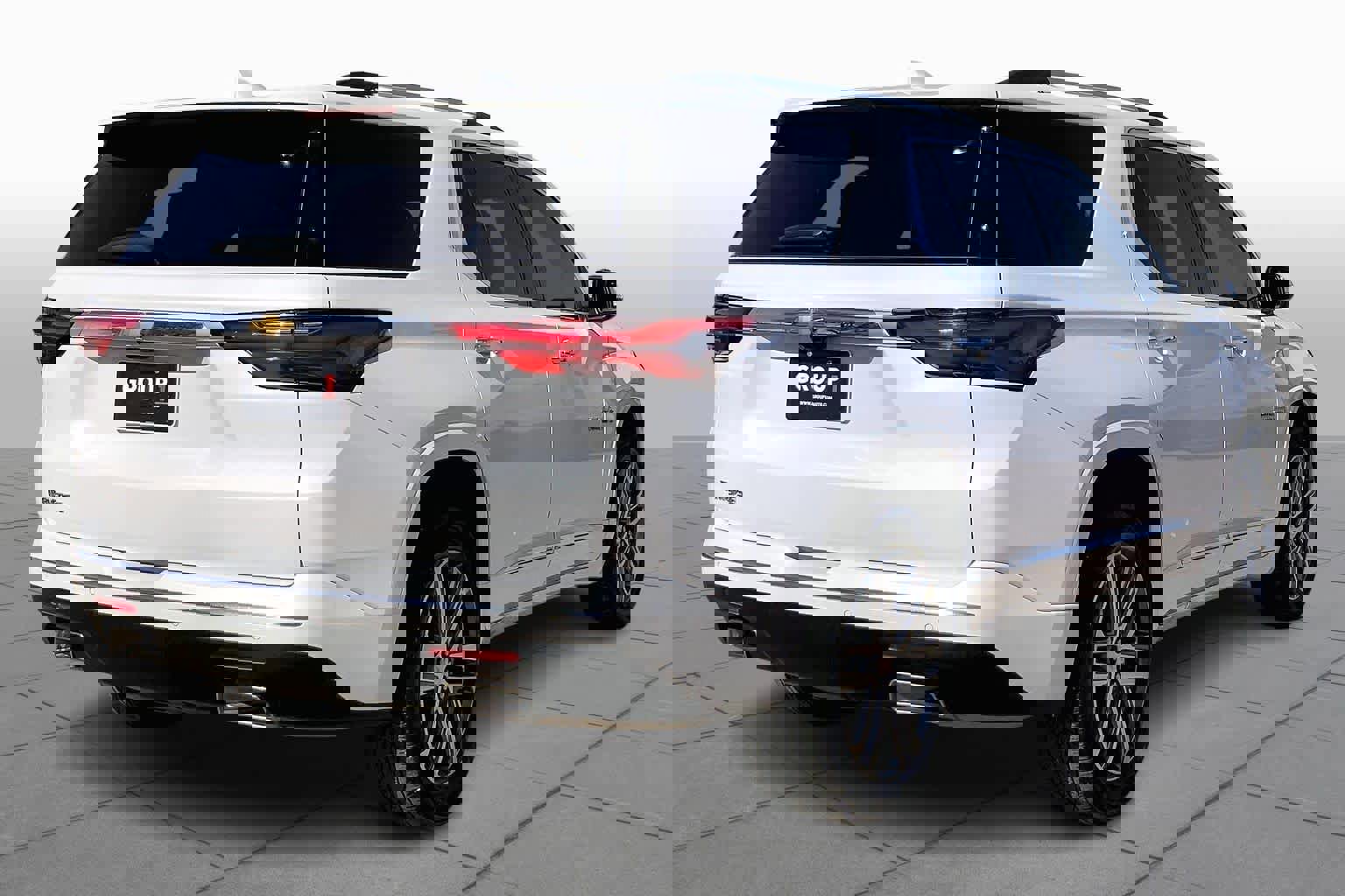 Used 2023 Chevrolet Traverse High Country image 3