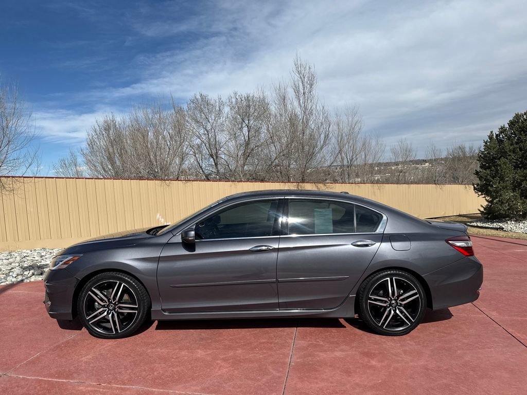 Used 2017 Honda Accord Touring image 2