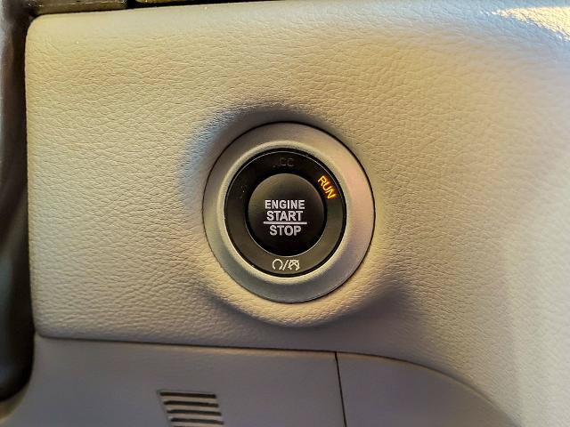 Used 2024 Chrysler Pacifica Limited FWD image 16