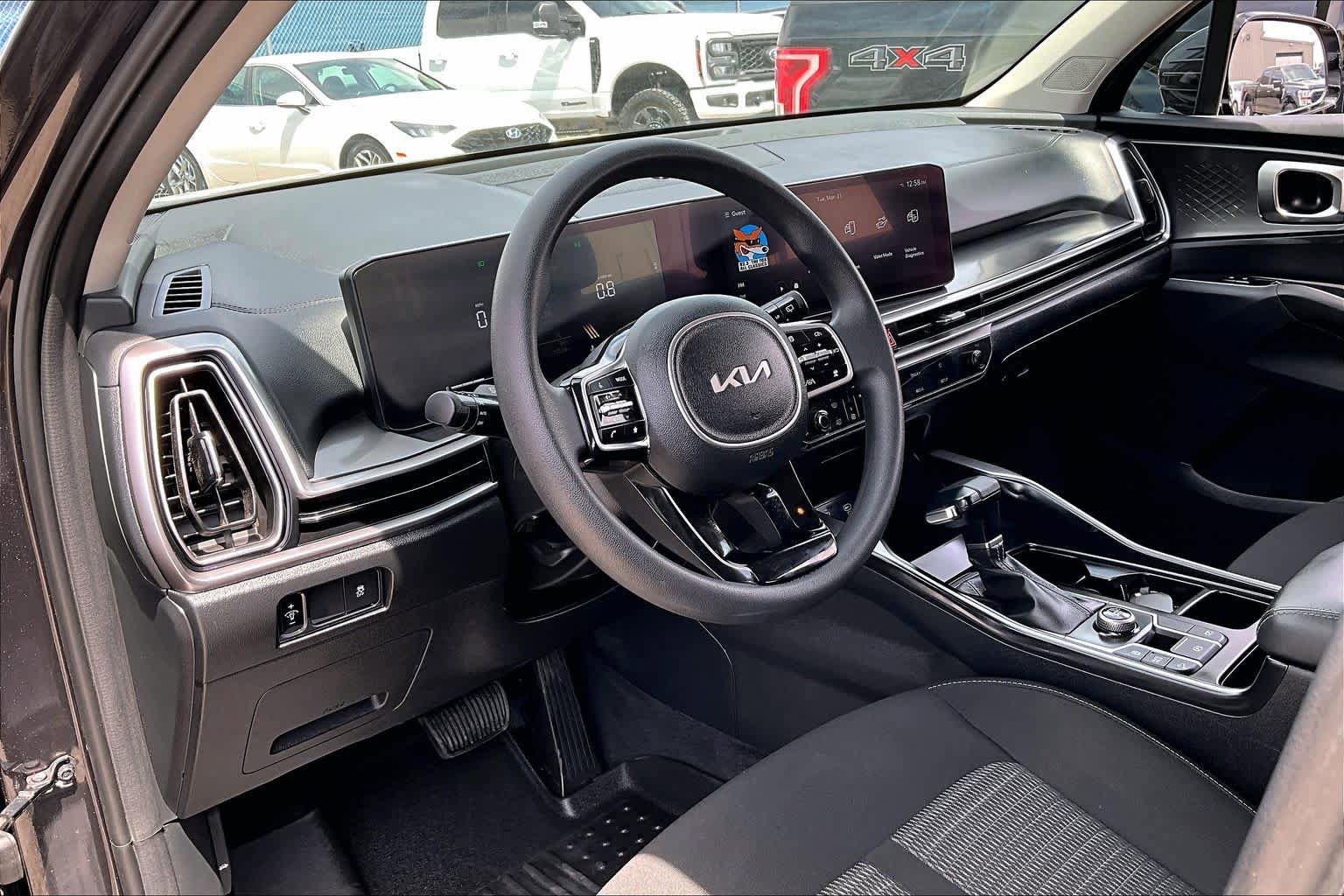 Used 2025 Kia Sorento LX FWD image 16