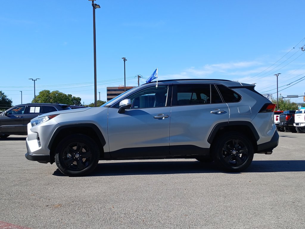Used 2021 Toyota RAV4 XLE w/ Convenience Package FWD image 6