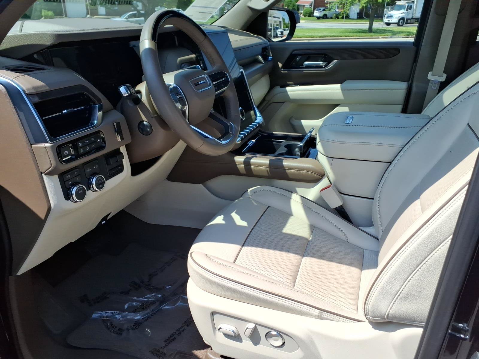 Used 2025 GMC Yukon Denali w/ Denali Reserve Package AWD/4WD image 10