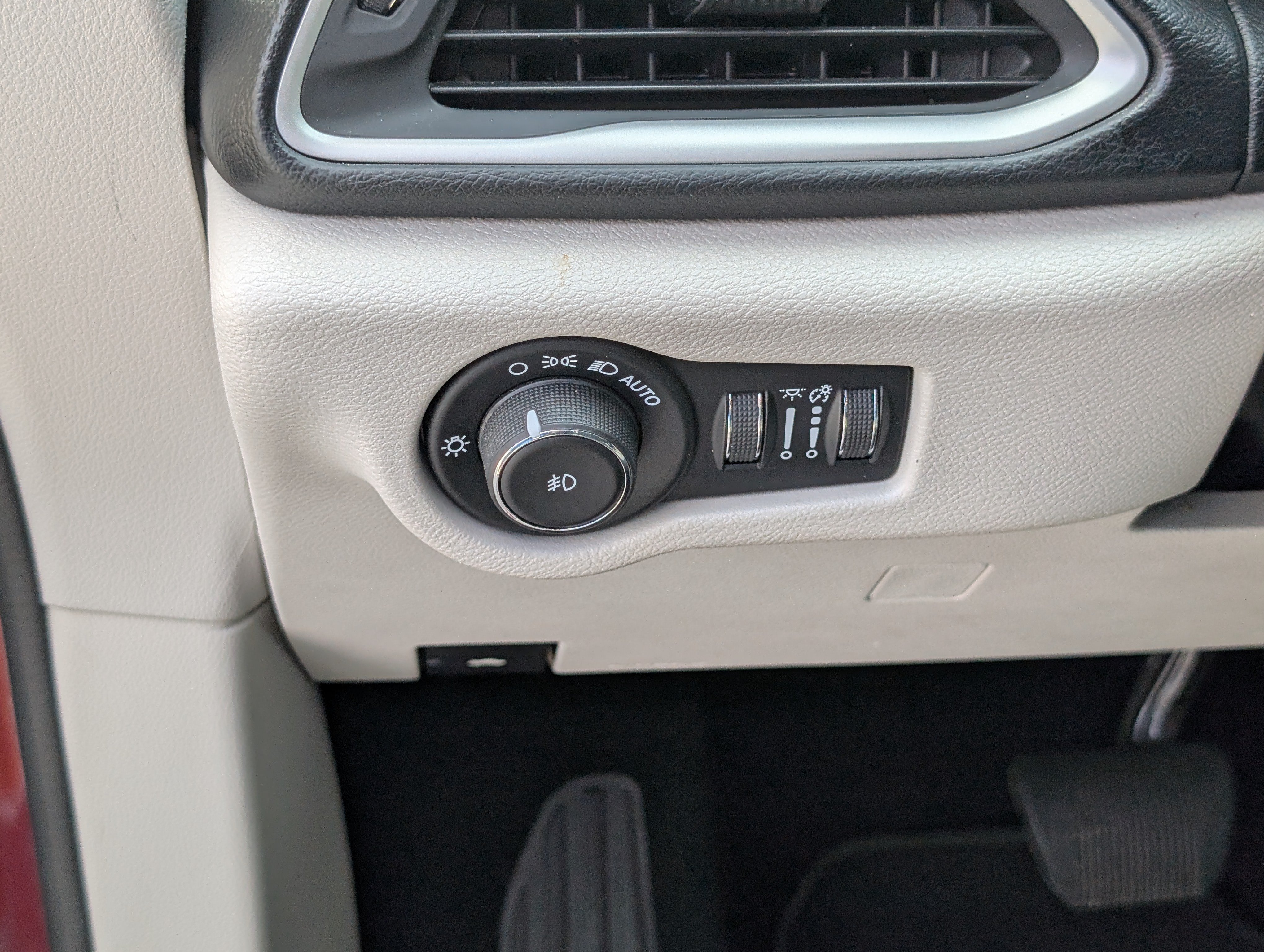 Used 2019 Chrysler Pacifica Touring Plus w/ Advanced Safetytec Group FWD image 25