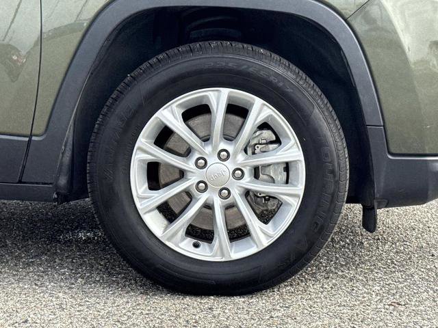 Used 2019 Jeep Cherokee Latitude w/ Popular Appearance Group image 31