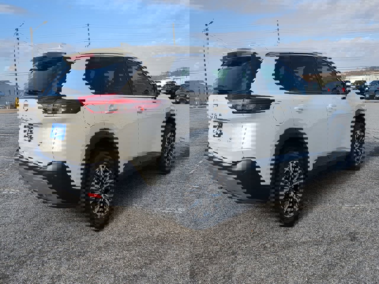 Used 2023 Nissan Rogue SV image 3