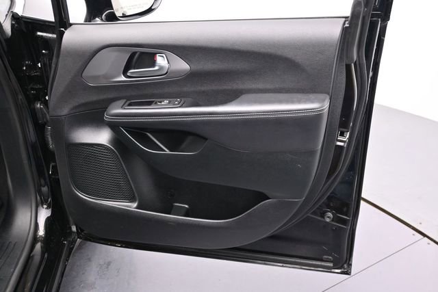 Used 2025 Chrysler Pacifica Select FWD image 30