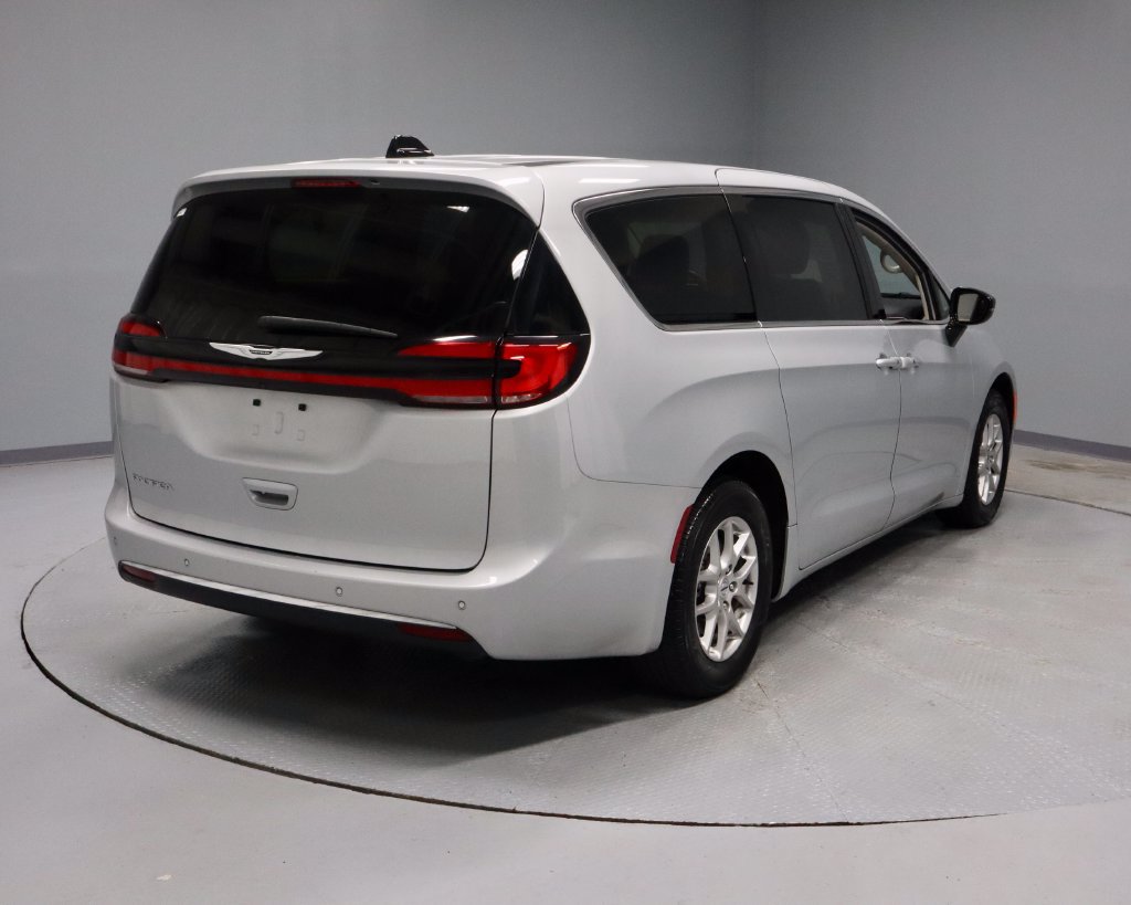 Used 2024 Chrysler Pacifica Touring-L FWD image 10