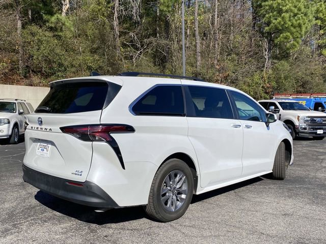 Used 2022 Toyota Sienna XLE image 3