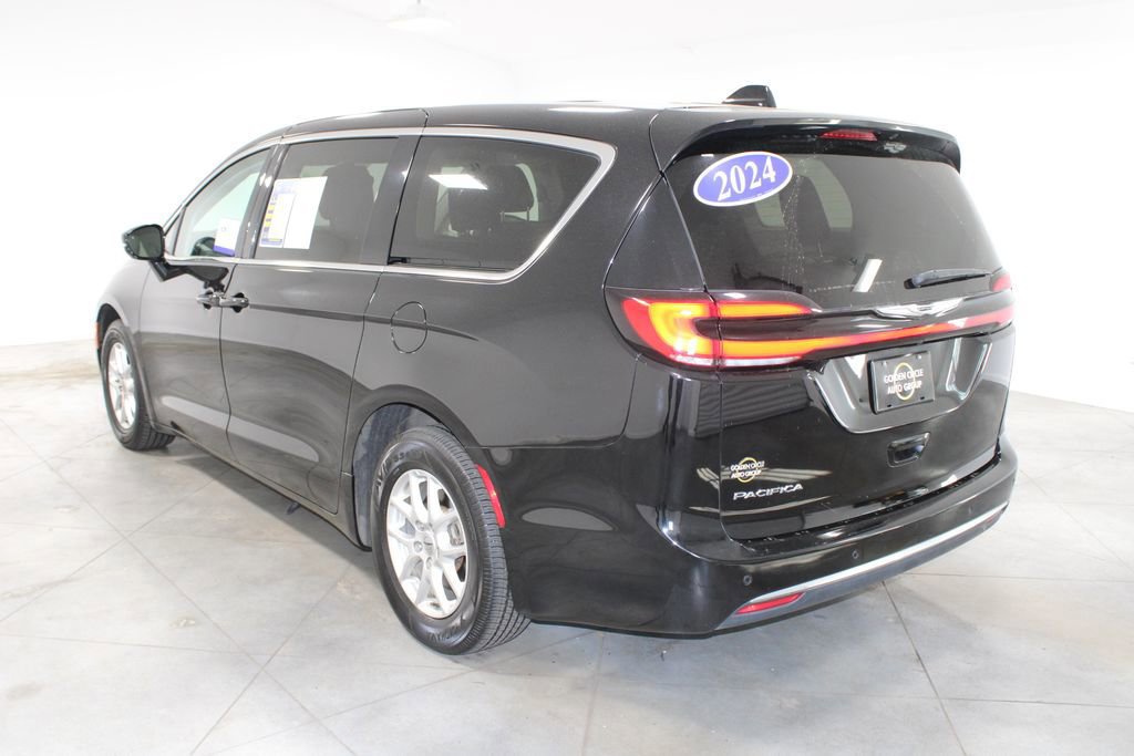 Used 2024 Chrysler Pacifica Touring-L image 3