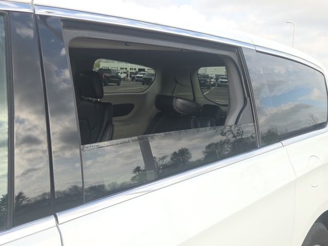Used 2023 Chrysler Pacifica Touring-L FWD image 23