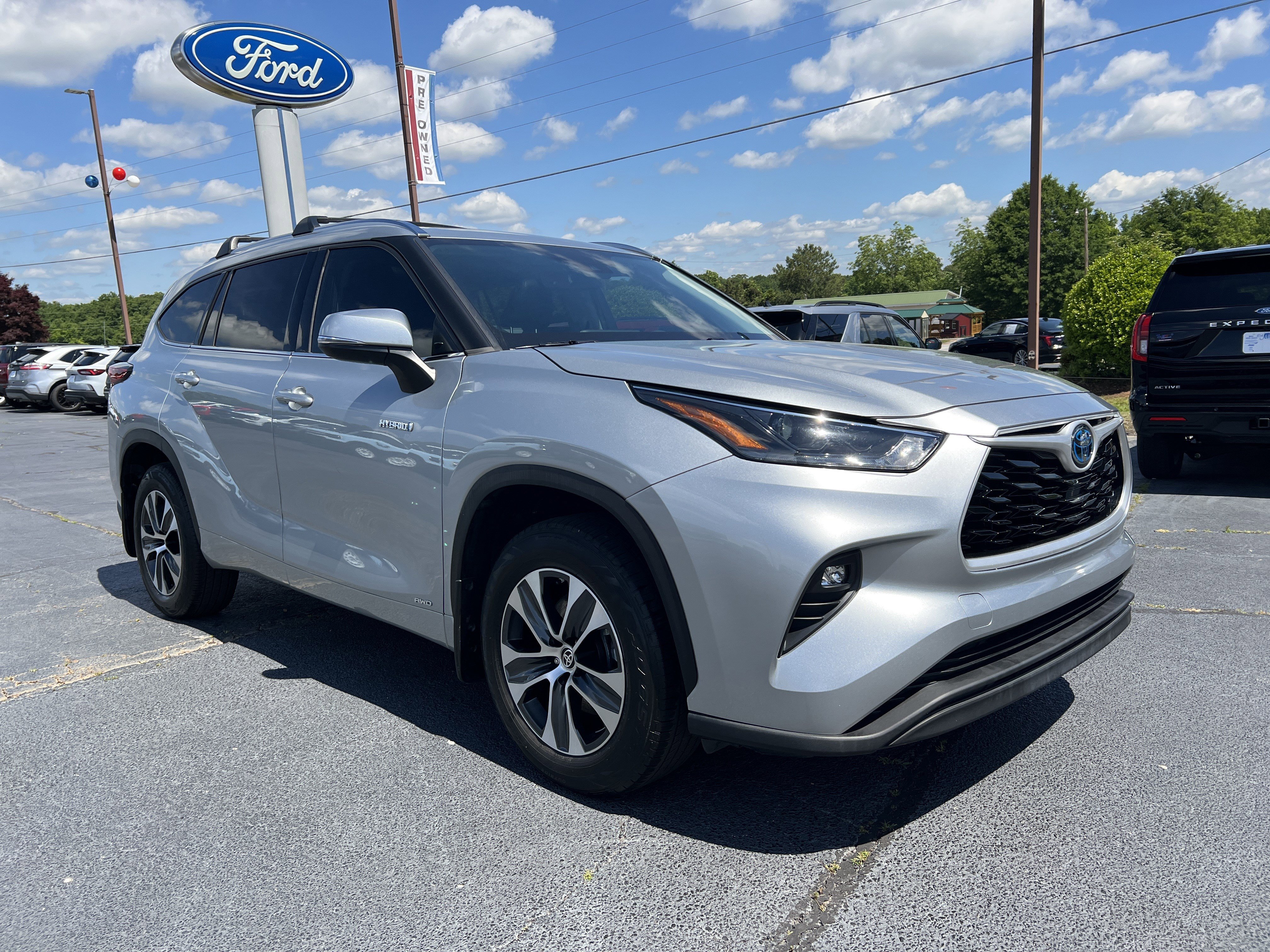 Used 2021 Toyota Highlander XLE AWD/4WD image 4