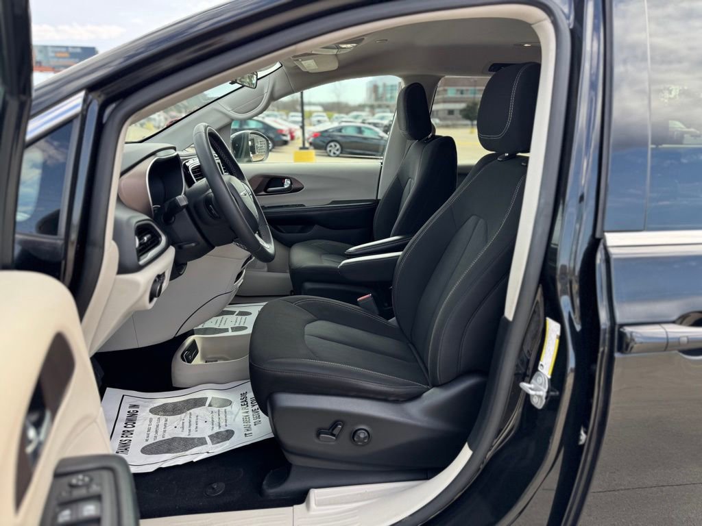 Used 2022 Chrysler Voyager LX image 9