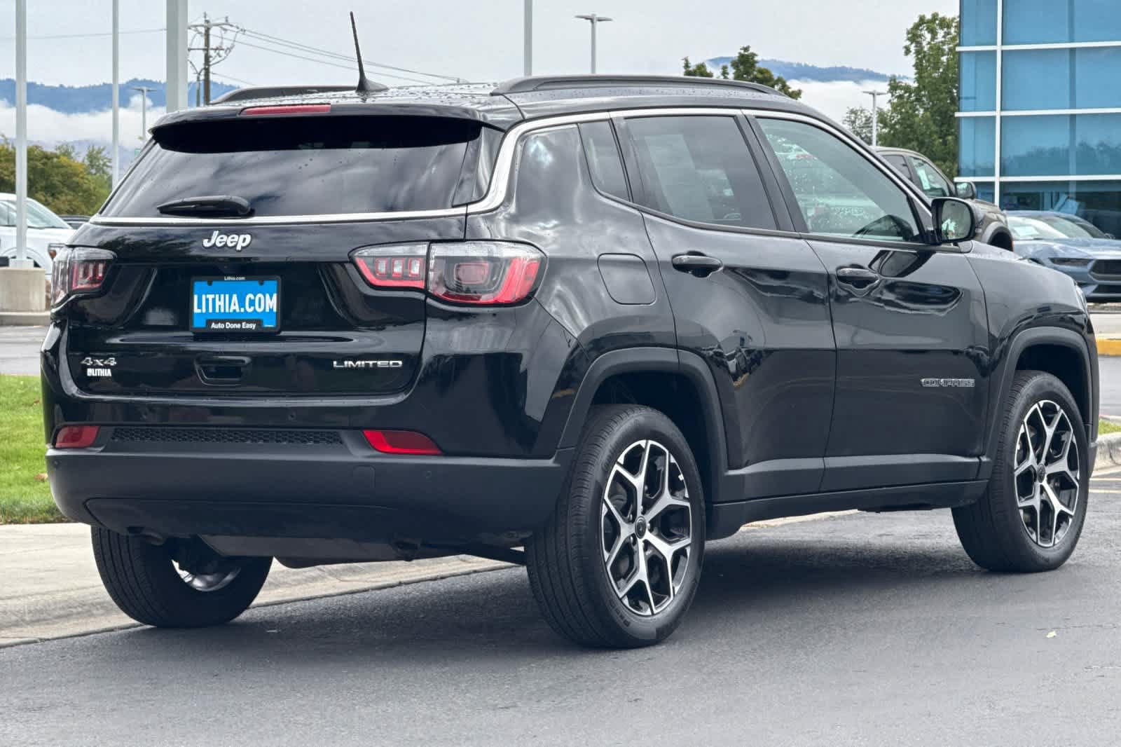 Used 2025 Jeep Compass Limited AWD/4WD image 2