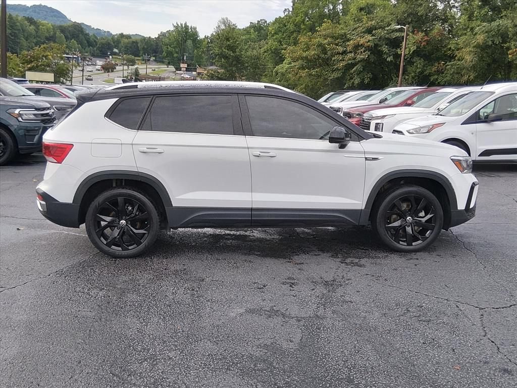 Used 2023 Volkswagen Taos SE w/ Panoramic Sunroof Package FWD image 3
