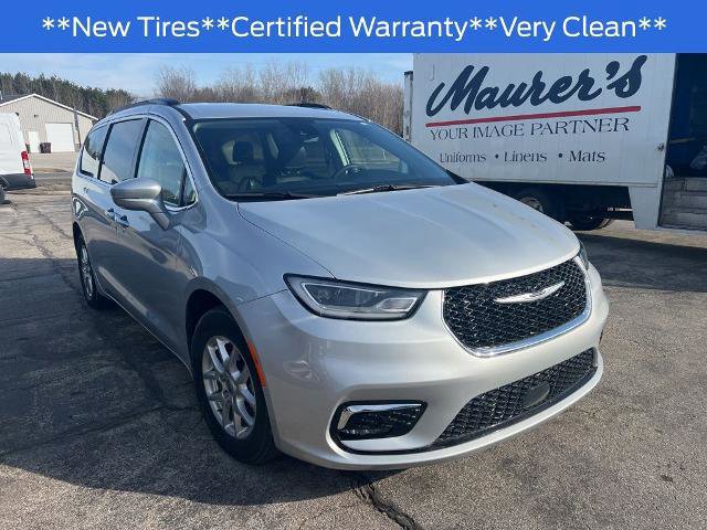 Used 2022 Chrysler Pacifica Touring-L w/ Uconnect Theater Family Group image 10