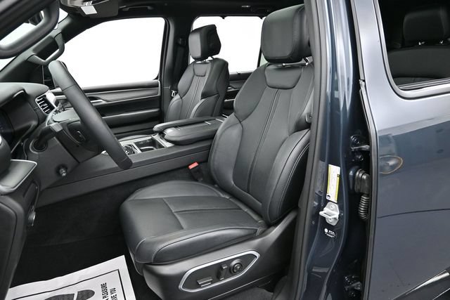 Used 2025 Jeep Wagoneer Series III w/ Premium Group I AWD/4WD image 11